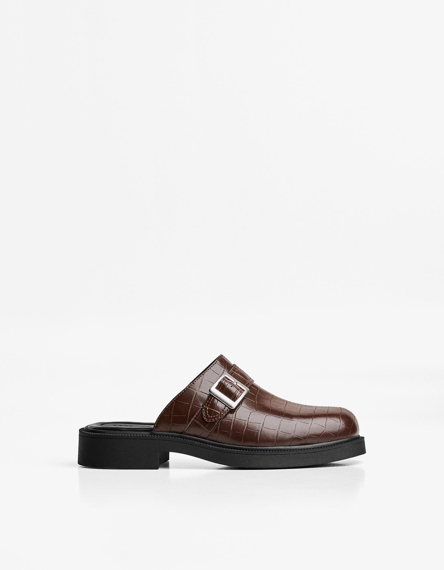 Bershka chodaki z klamrą wężowy wzór