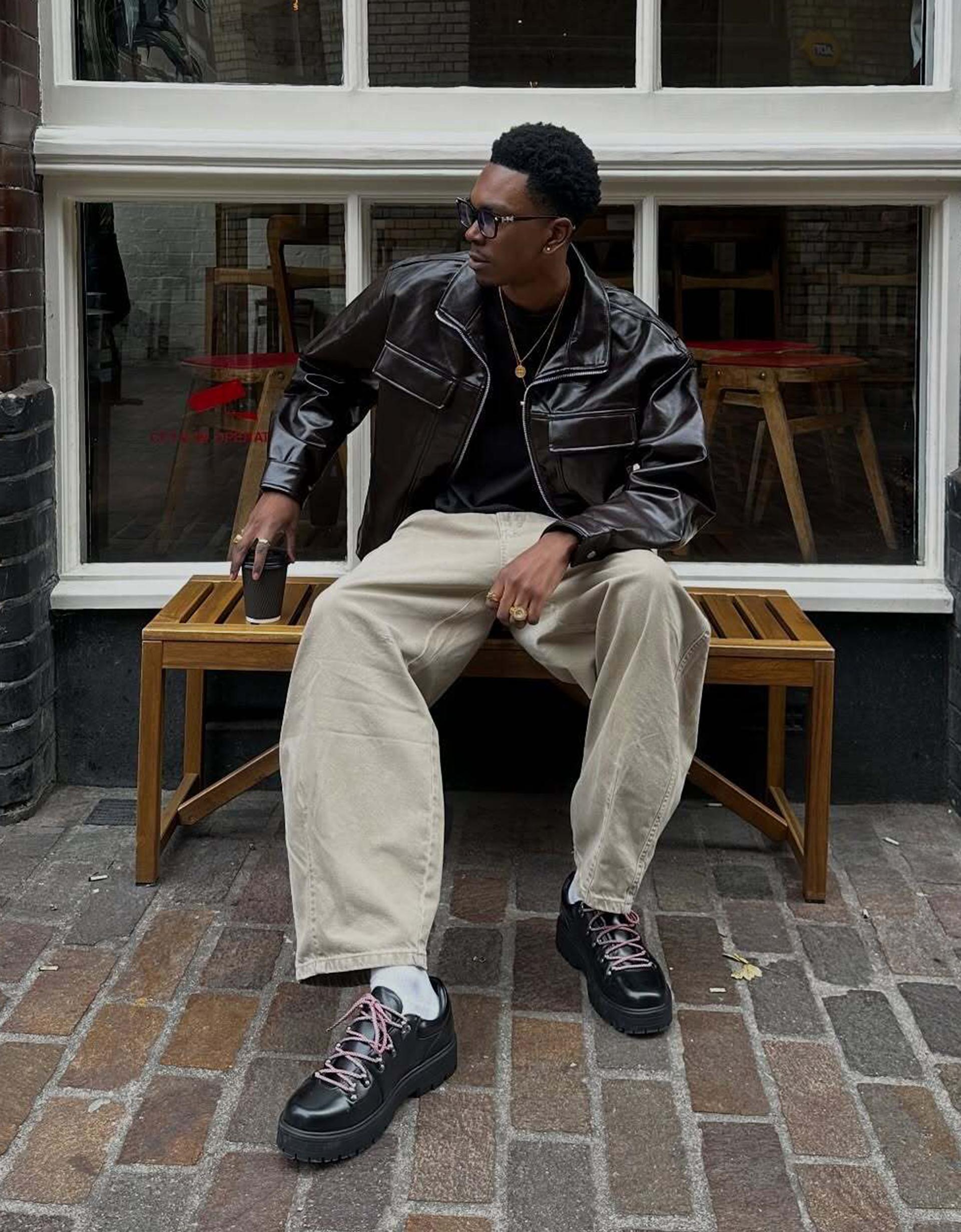 Sapato detalhes metálicos