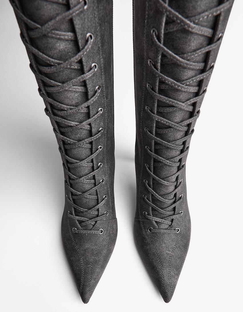 Geschnürte Stiefel mit Absatz-Grau