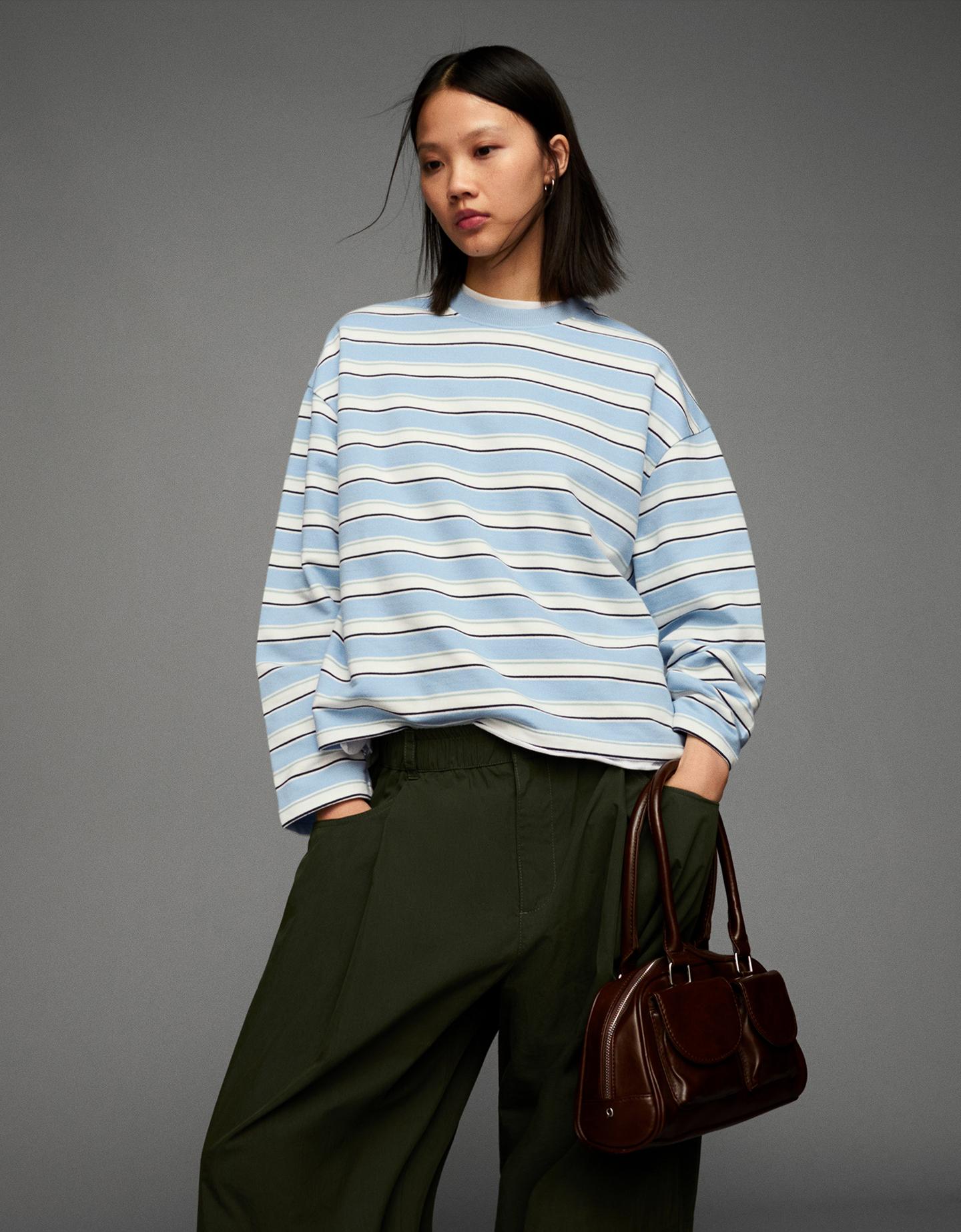 Bershka sweter w paski jasnoniebieski