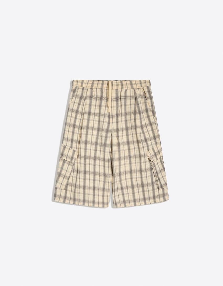Elastic waist cargo Bermuda shorts