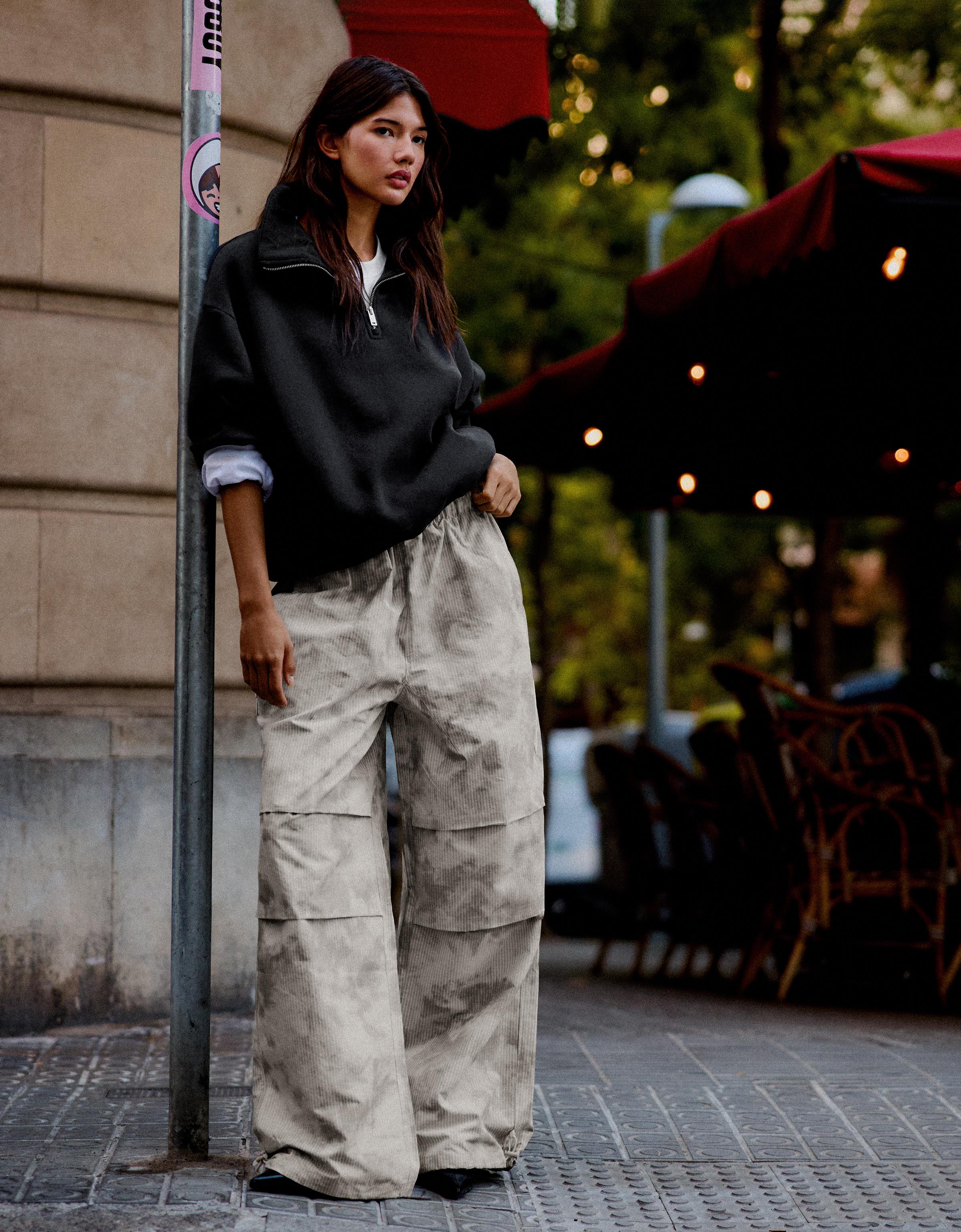 Bershka Pantalón Parachute Técnico Print Mujer L Piedra