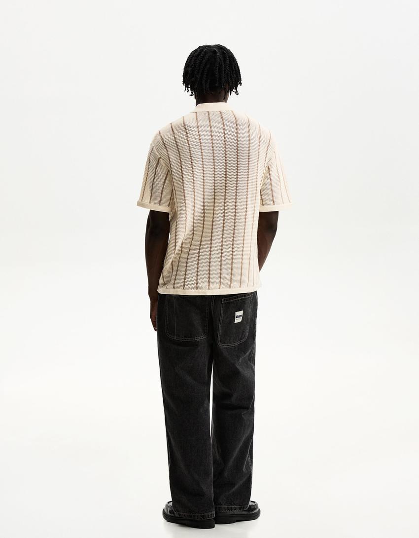 قميص مخطط بأكمام قصيرة وملمس بارز-رملي