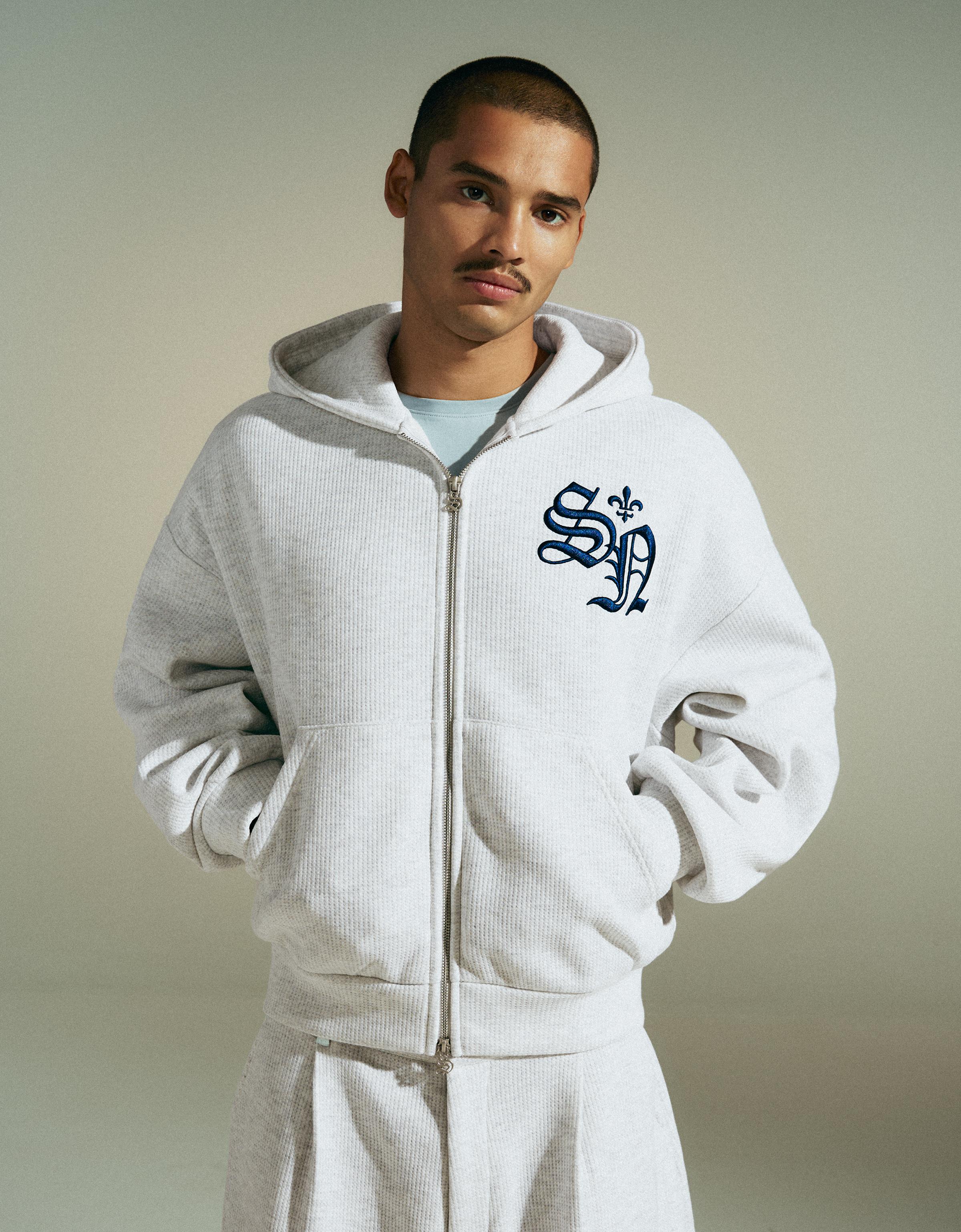 flexwitme 白スウェット i need more haters Embroidered waffle knit sweatshirt with hood - Men | Bershka