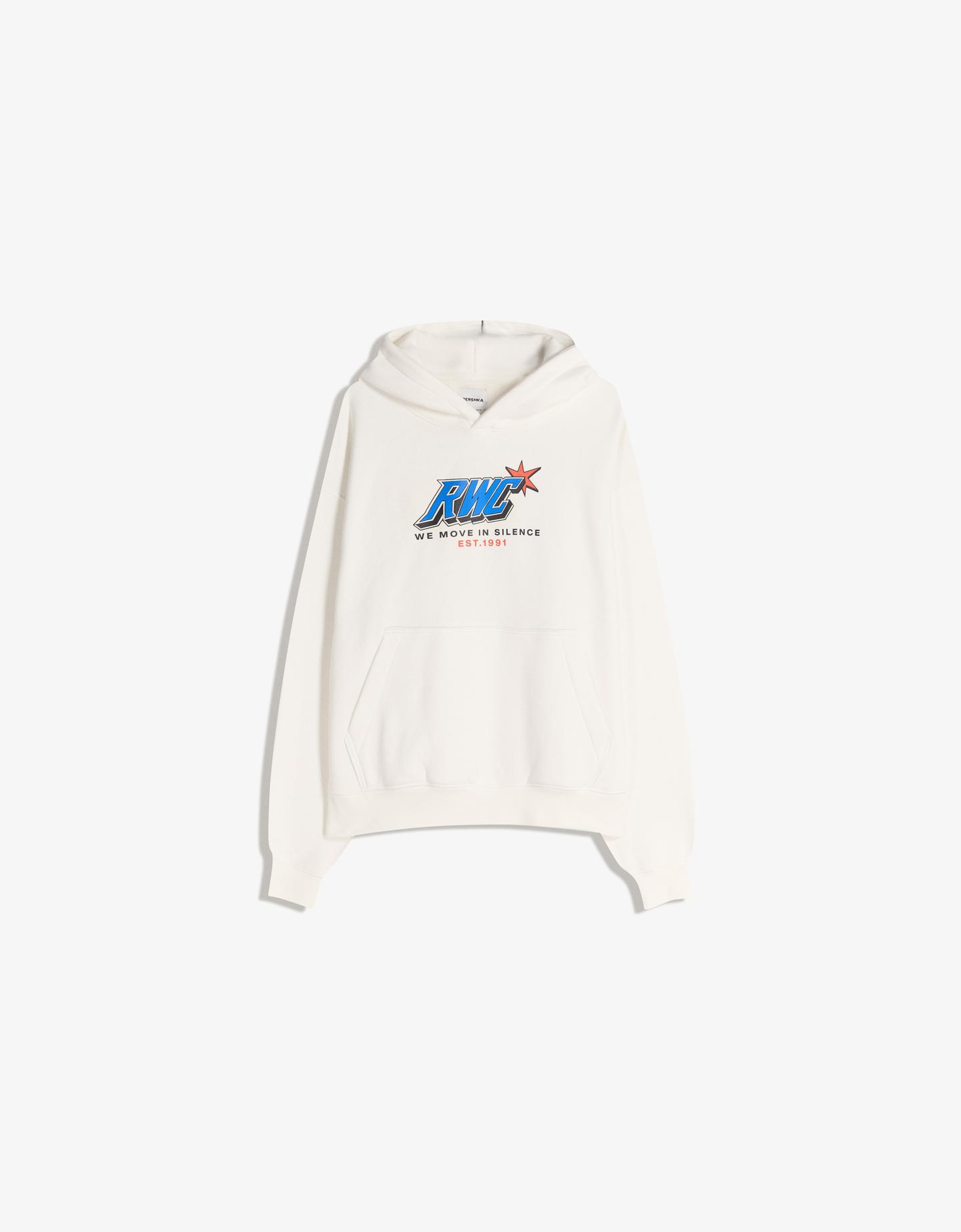 Bershka bluza z kapturem i nadrukiem biały złamany