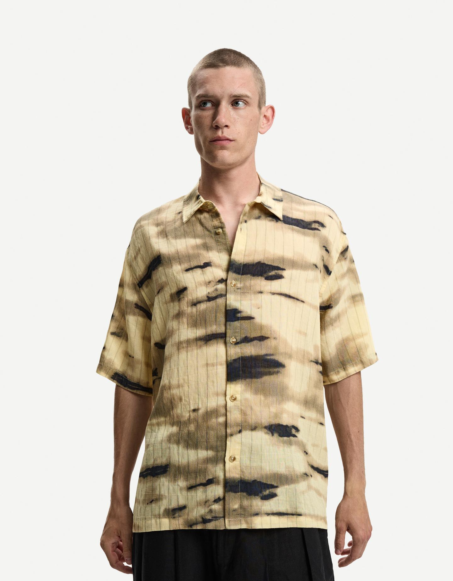Bershka koszula z krótkim rękawem, fakturą i nadrukiem piaskowy