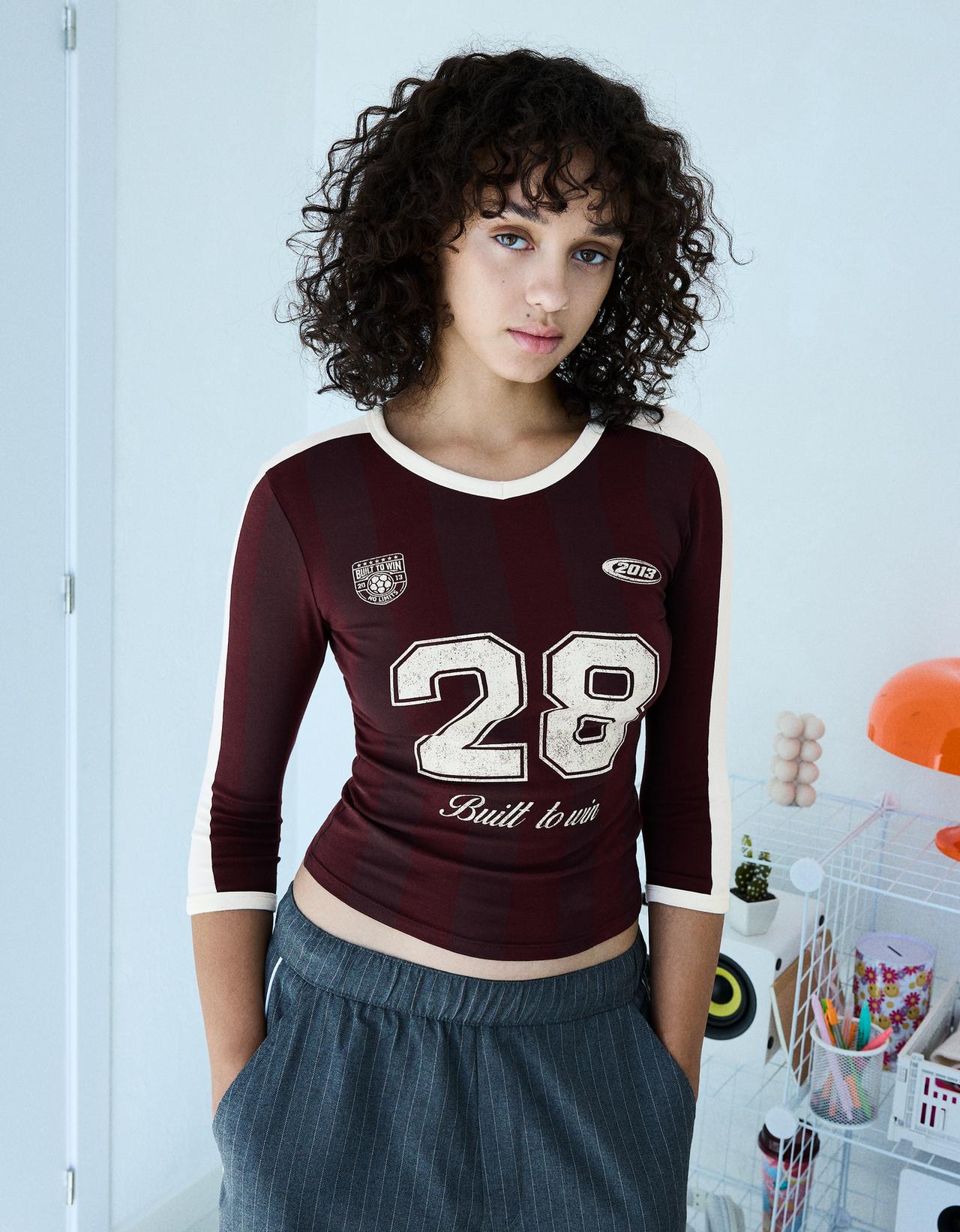 Mid-sleeved printed V-neck T-shirt — Burgundy