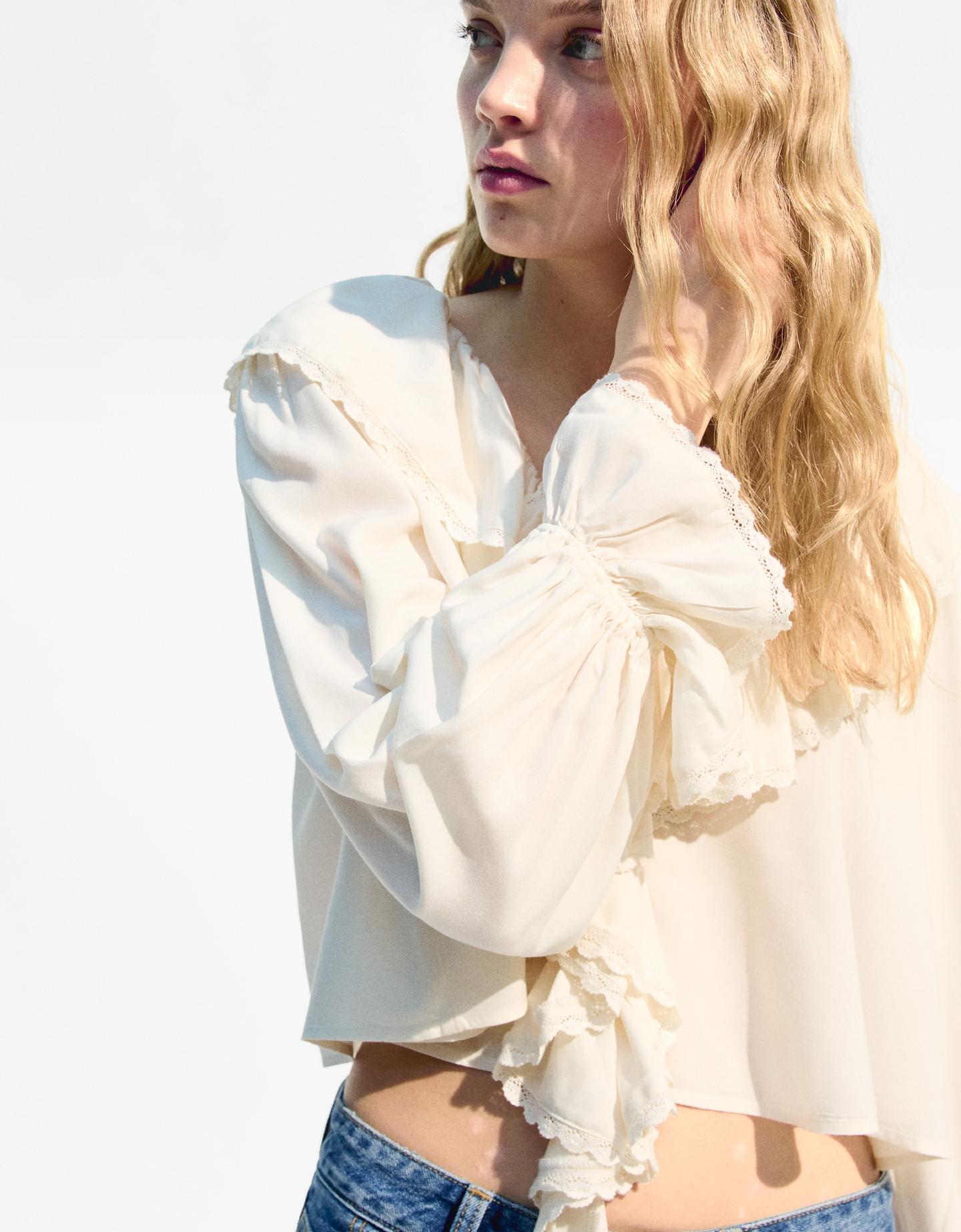 Bershka luźna bluzka z falbanami kremowy