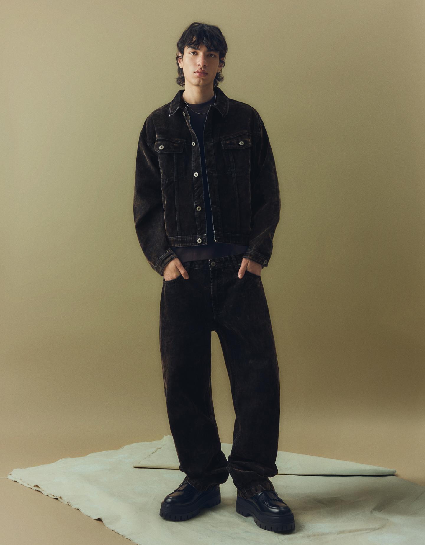 Bershka jeansy o kroju baggy z fakturą brązowy