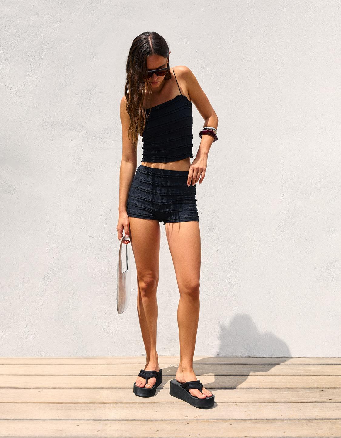 Textured waffle-knit shorts with ruffles