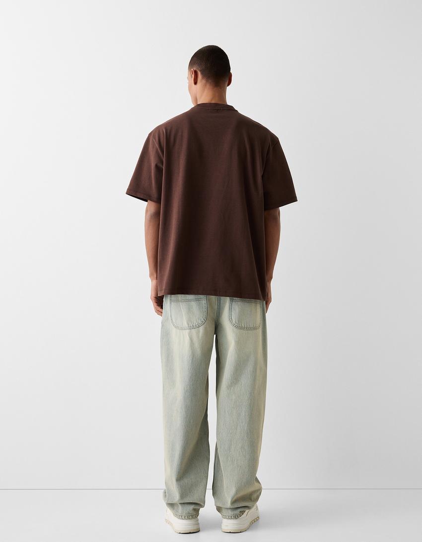 تيشرت بقصة مربعة وأكمام قصيرة وطبعة-بني-1