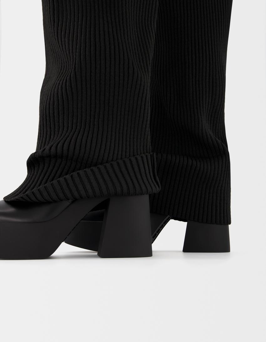 Bota tacão plataforma com meia-Preto