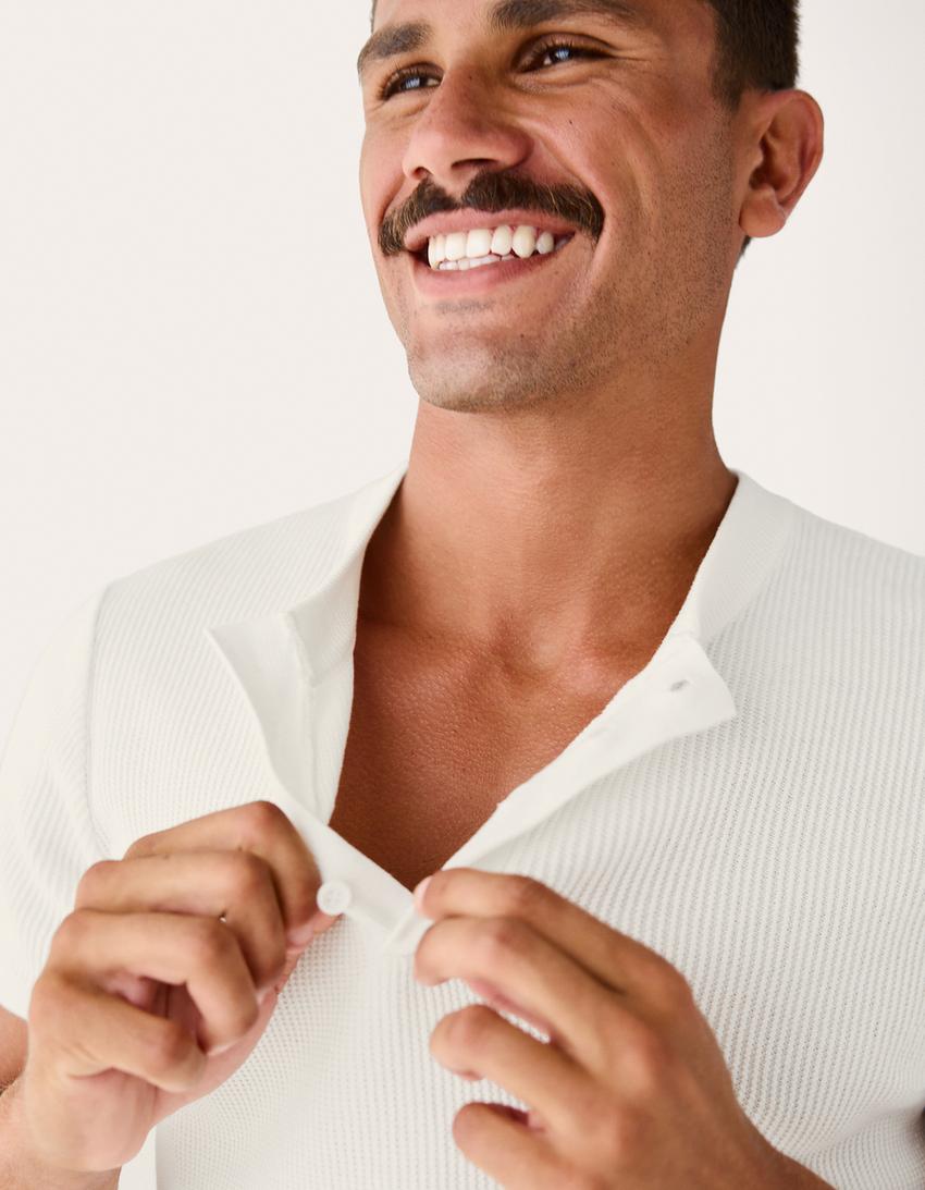 تيشرت بأكمام قصيرة بطبعة خبز-أبيض