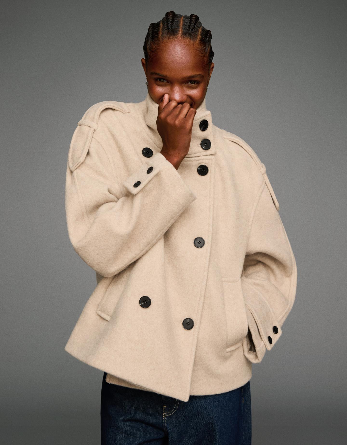 Bershka kurtka flauszowa z golfem kremowy