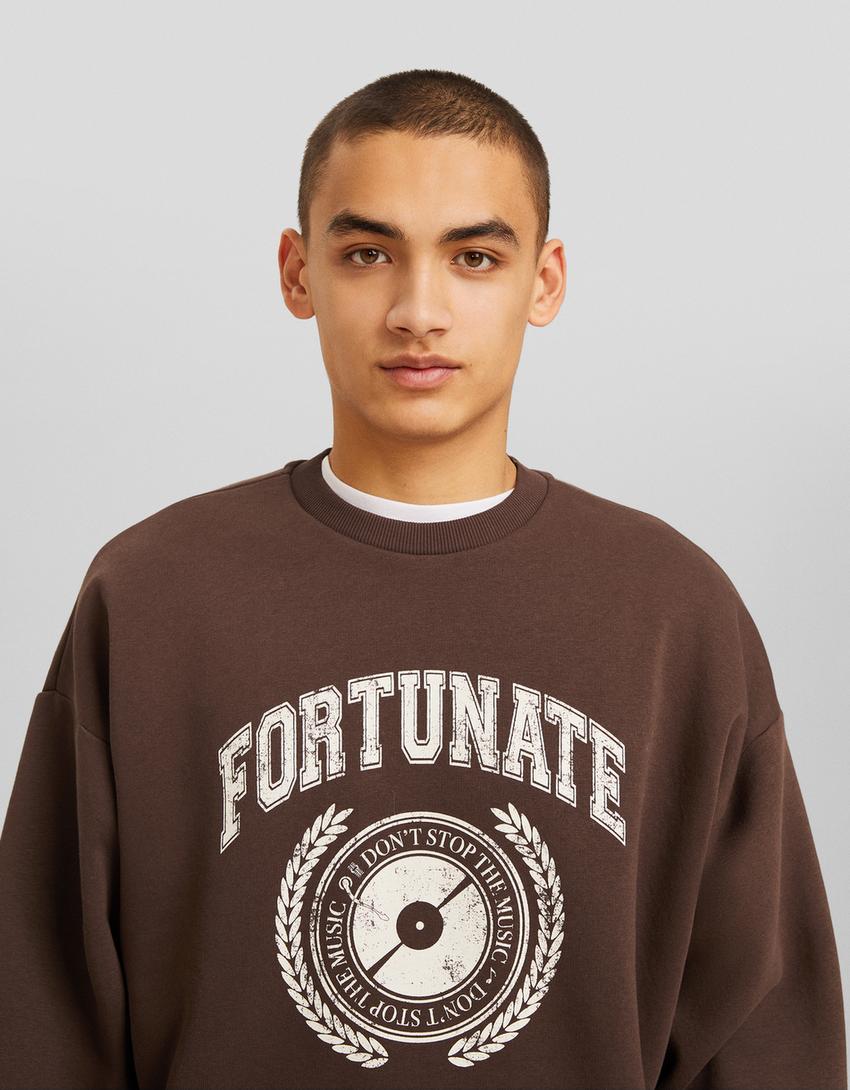 Sudadera cropped print varsity-Marrón-2