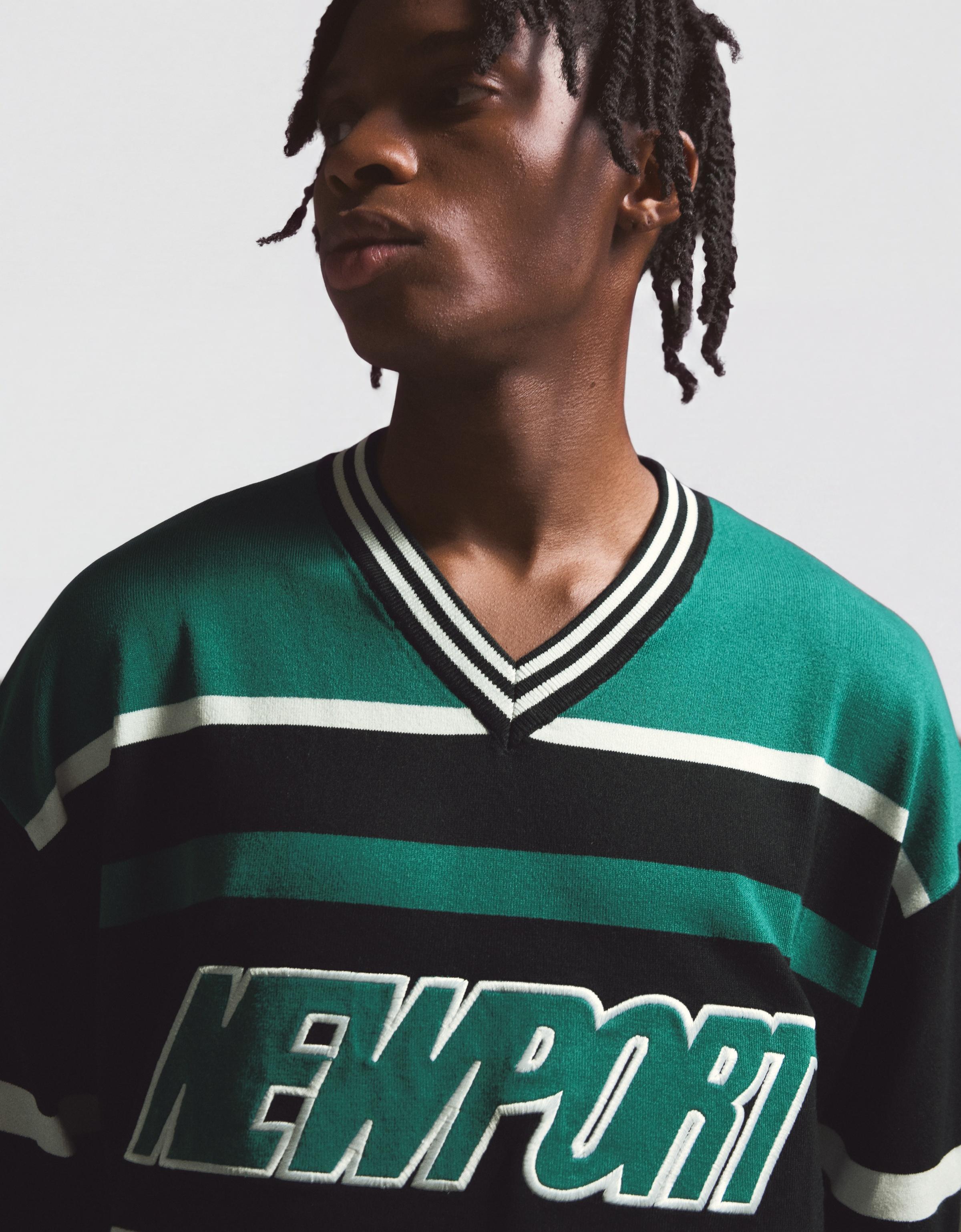 V-neck T-shirt with patch — Green
