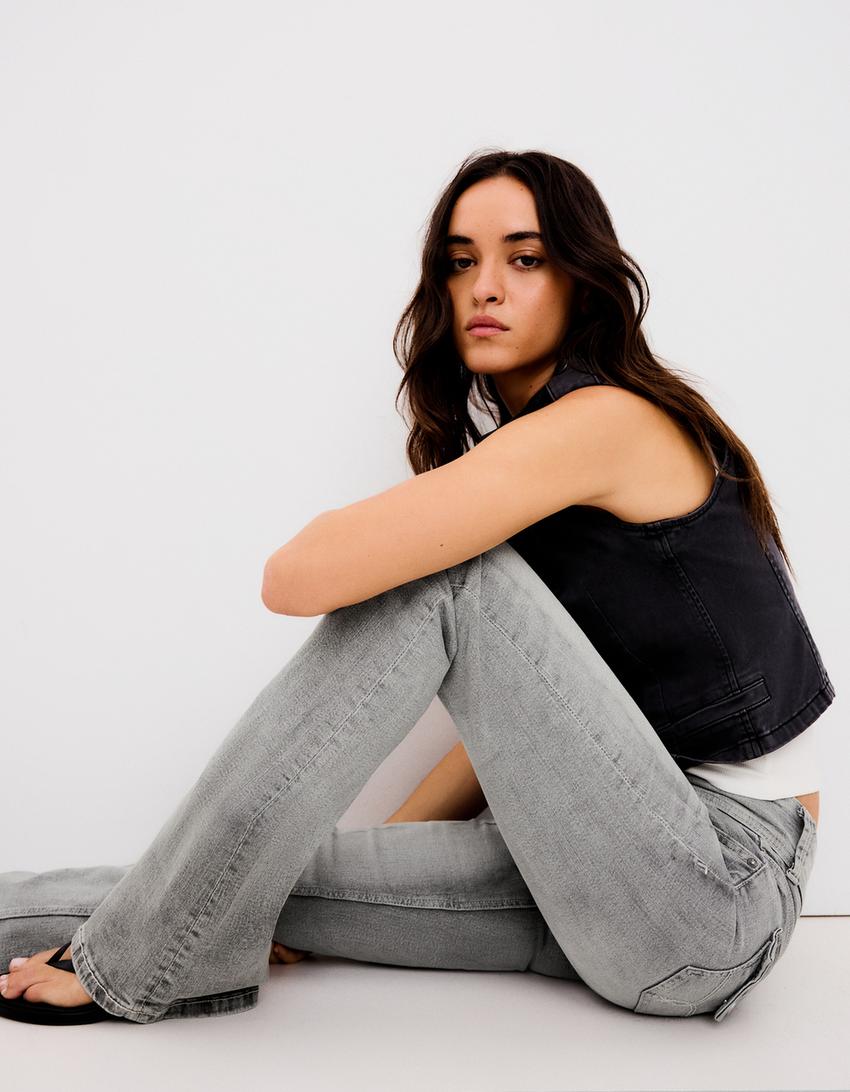 Bootcut-Jeans mit tiefem Bund und Flaps-Grau