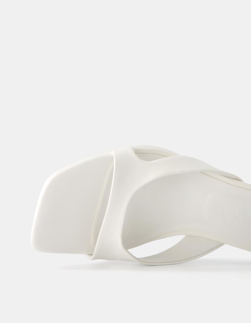 صندل خف بكعب صغير.-أبيض-2