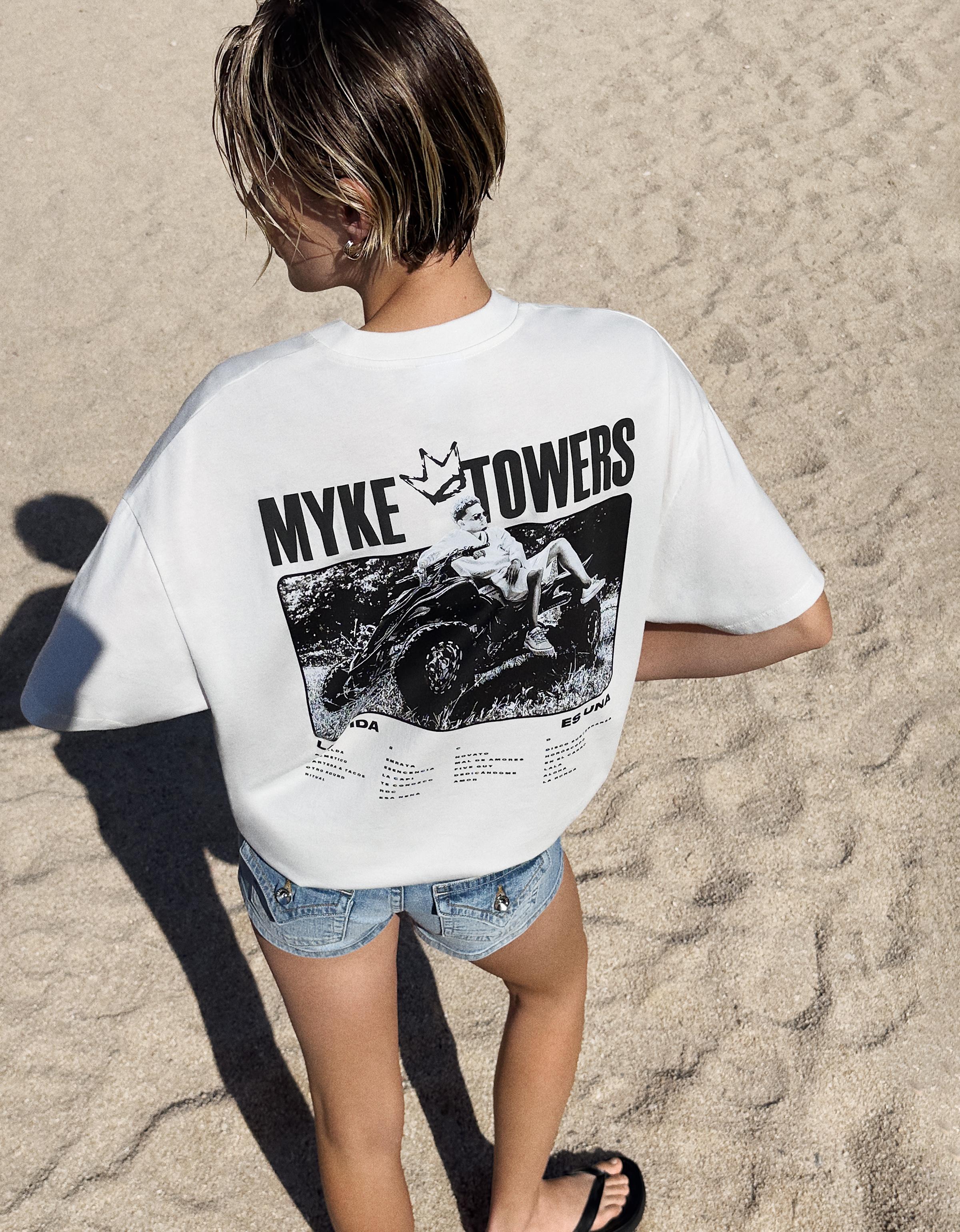 Bershka Myke Towers T-Shirt Mit Print Und Kurzen Ärmeln Damen Xl Grbrochenes Weiss