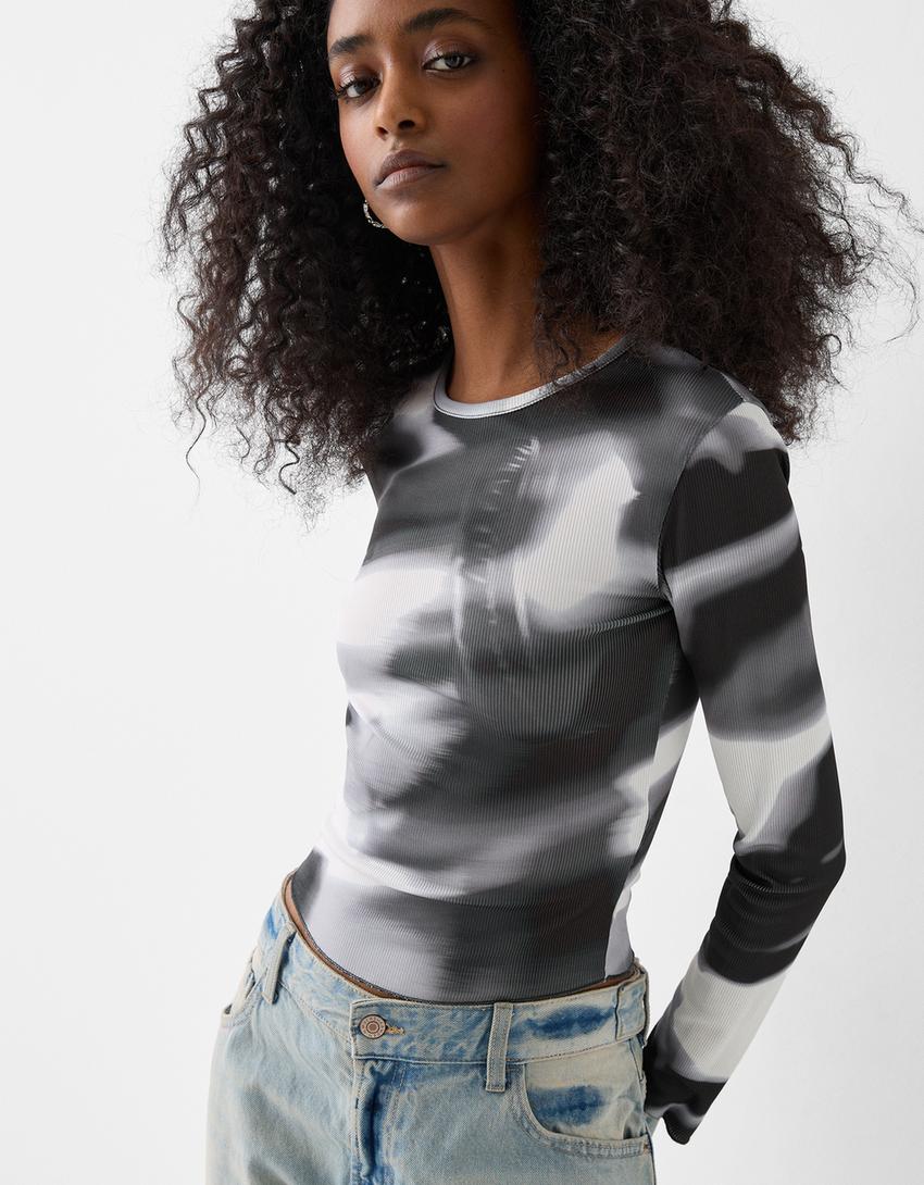 تيشرت مضلع بأكمام طويلة وطبعة-رمادي-2