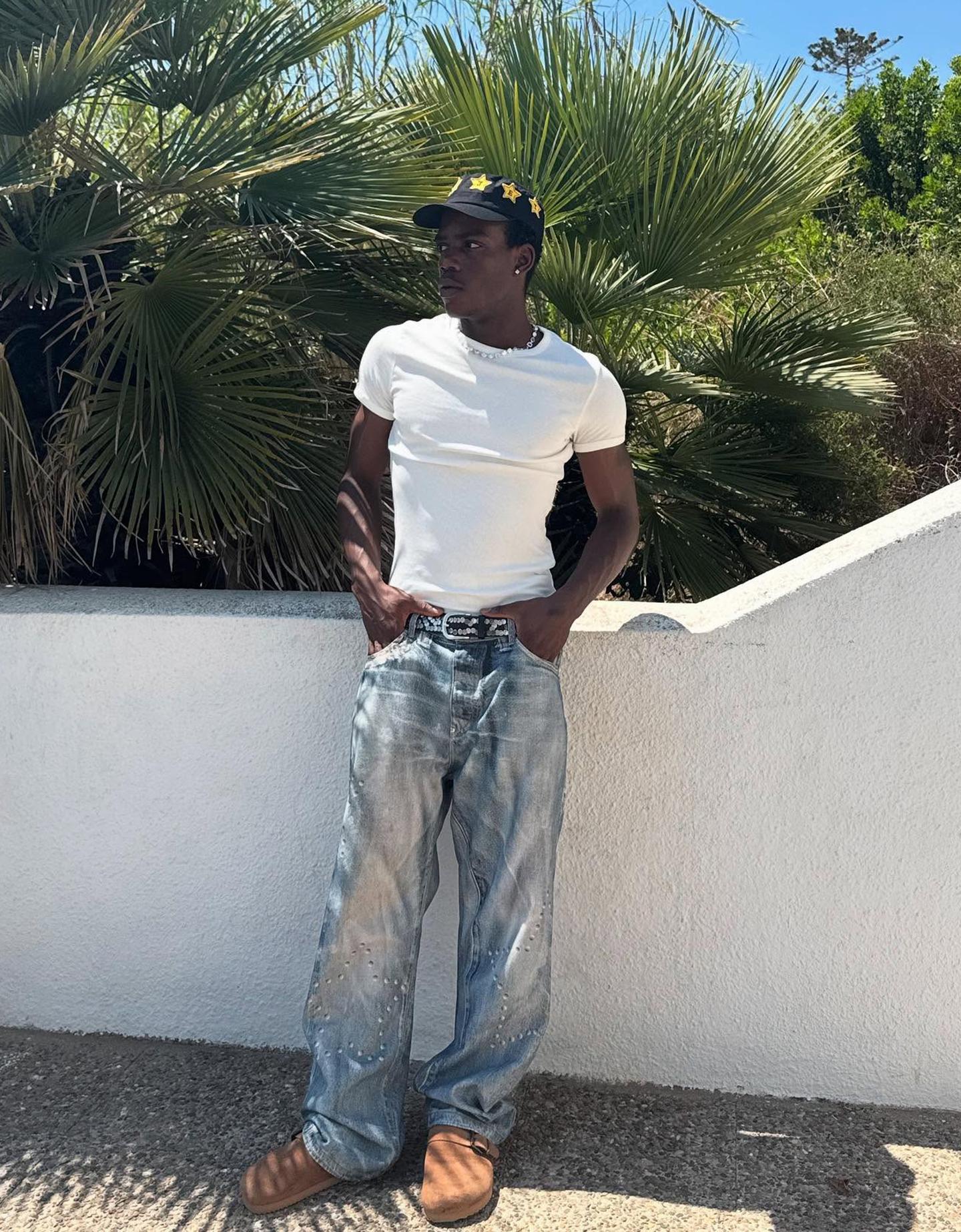 Bershka jeansy o kroju baggy z nadrukiem wyblakły niebieski