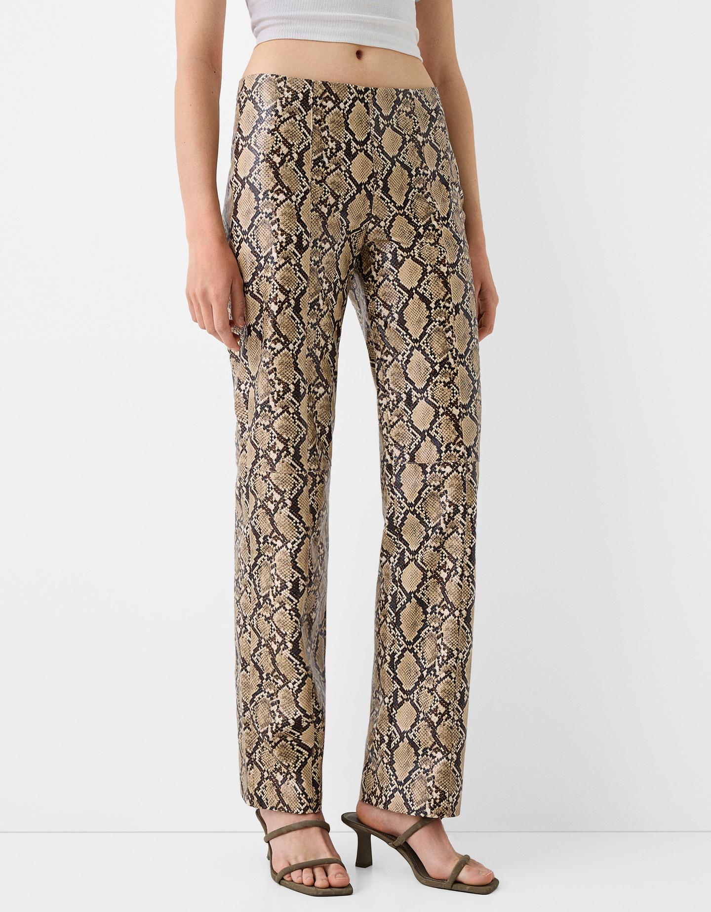 Bershka Pantaloni In Finta Pelle Con Stampa Animalier Donna S Beige