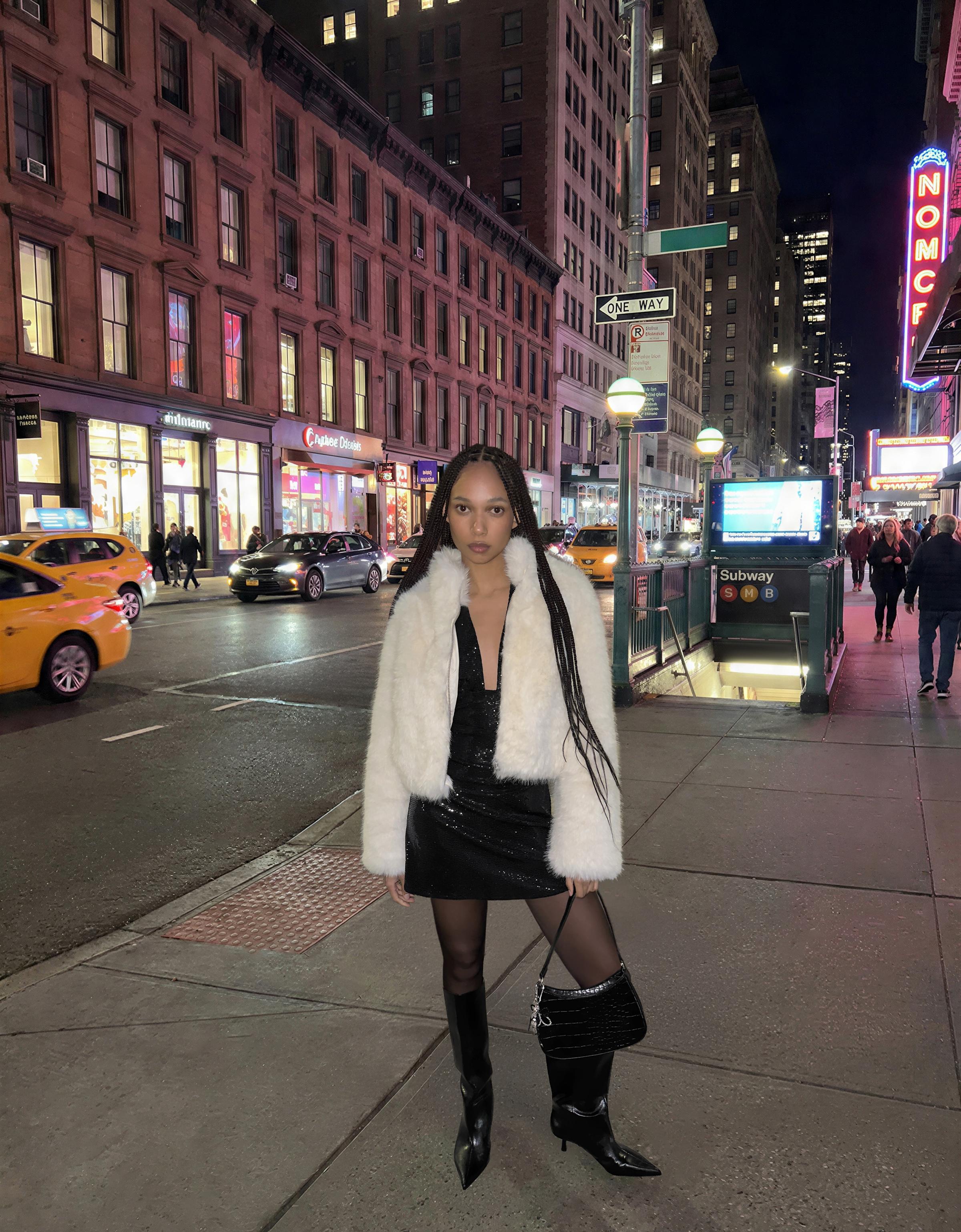 Bershka Glitzerndes Neckholder-Minikleid Mit Raffungen Damen S Schwarz