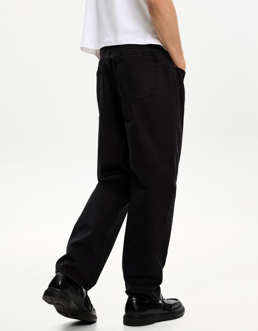 Loose-fit jeans