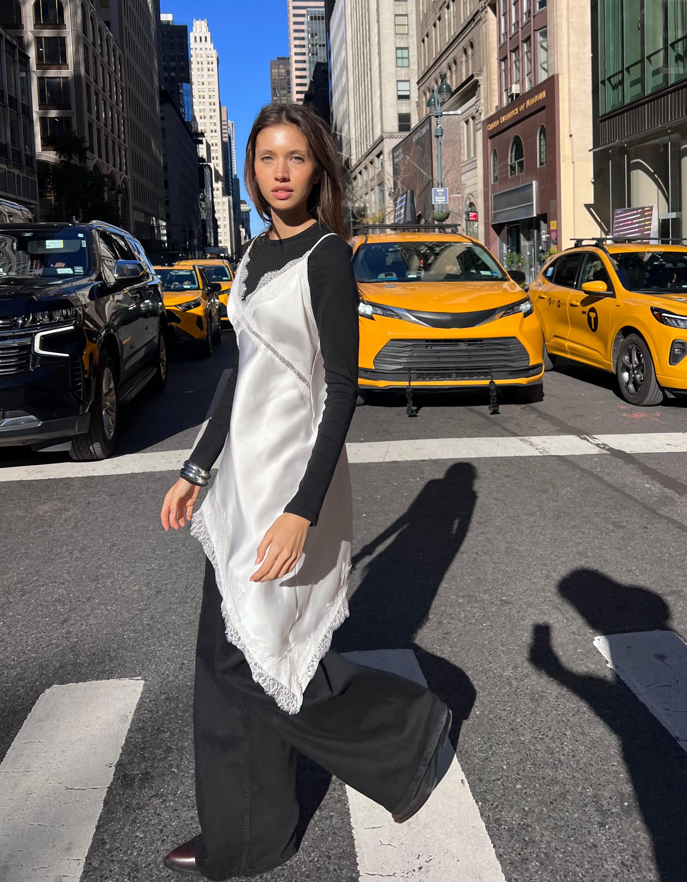 Bershka Asymmetrisches Satin-Trägerkleid Damen Xs Rohweiß