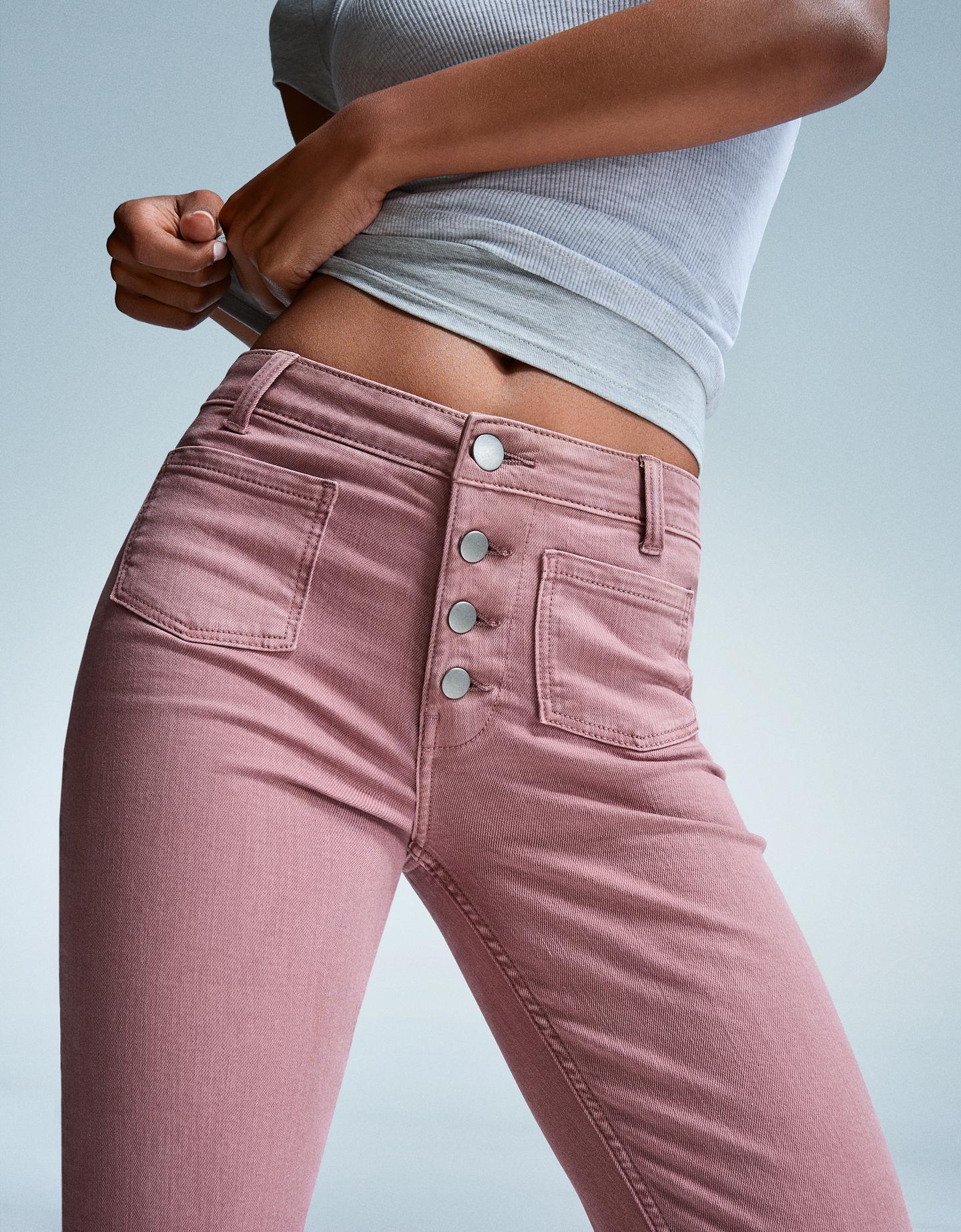 Bershka jeansy o kroju flare o krótszym kroju różowy