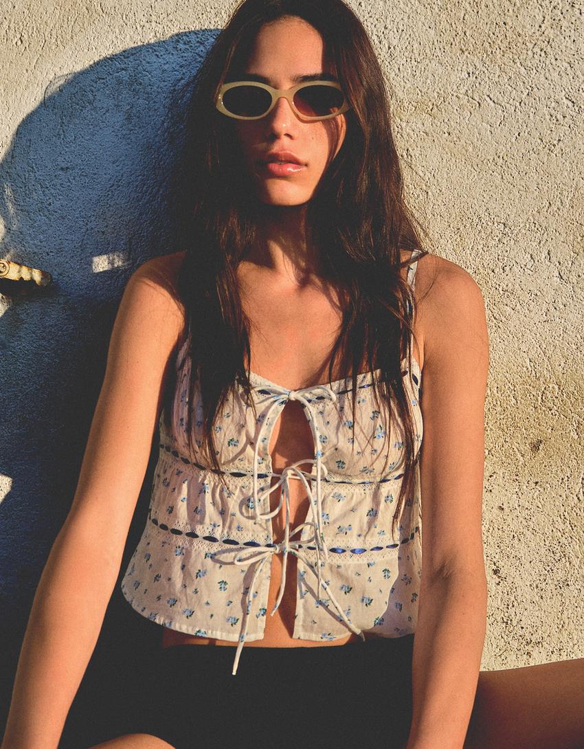 Top met print en kanten afwerking en strikjes-Wit