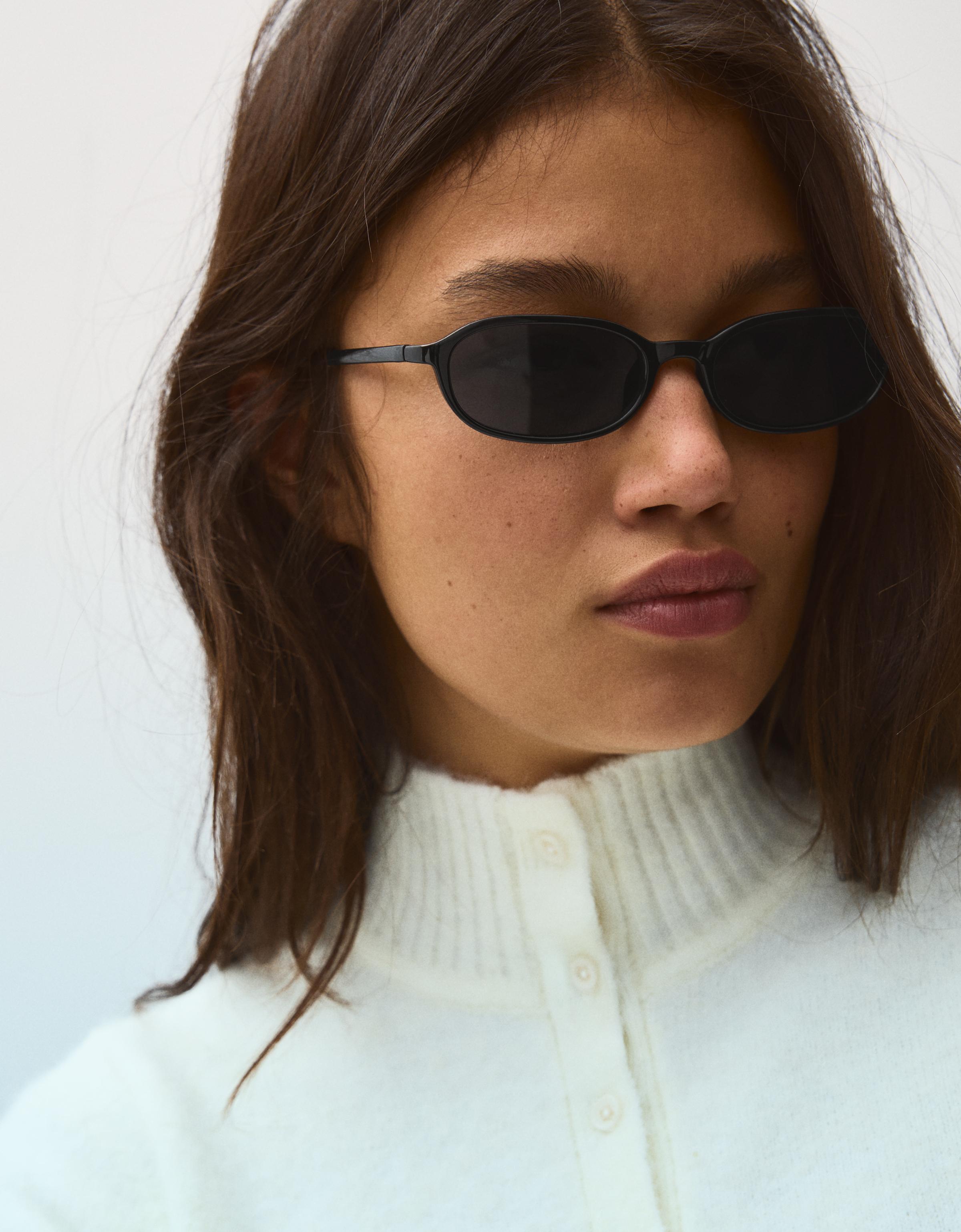 Bershka Owalne Okulary Przeciwsłoneczne Kobieta Czarny