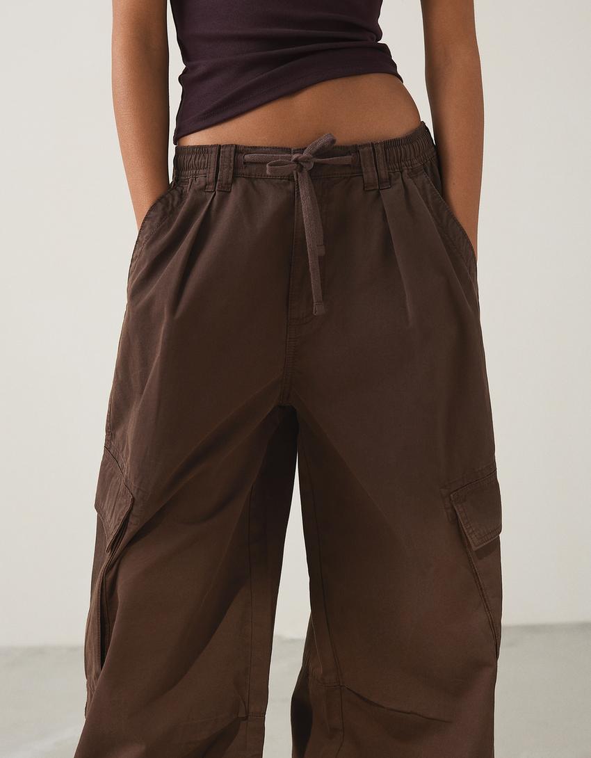 Kargo pantalone sa padobranskim printom-Braon