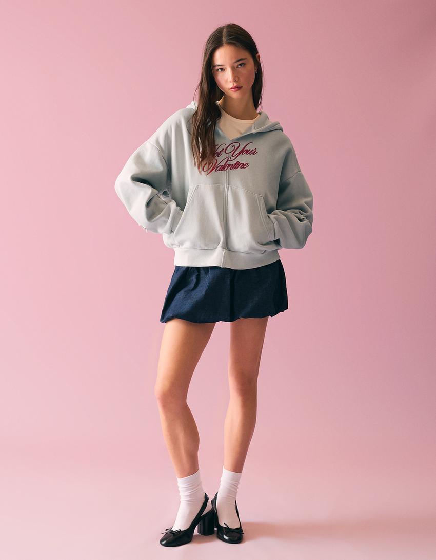 Sudadera capucha cropped print-Gris