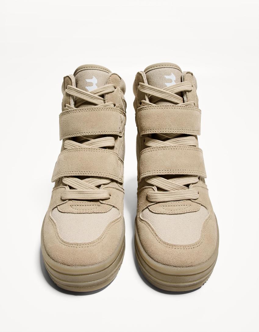 Hochgeschnittene Sneaker mit Keilabsatz-Taupe