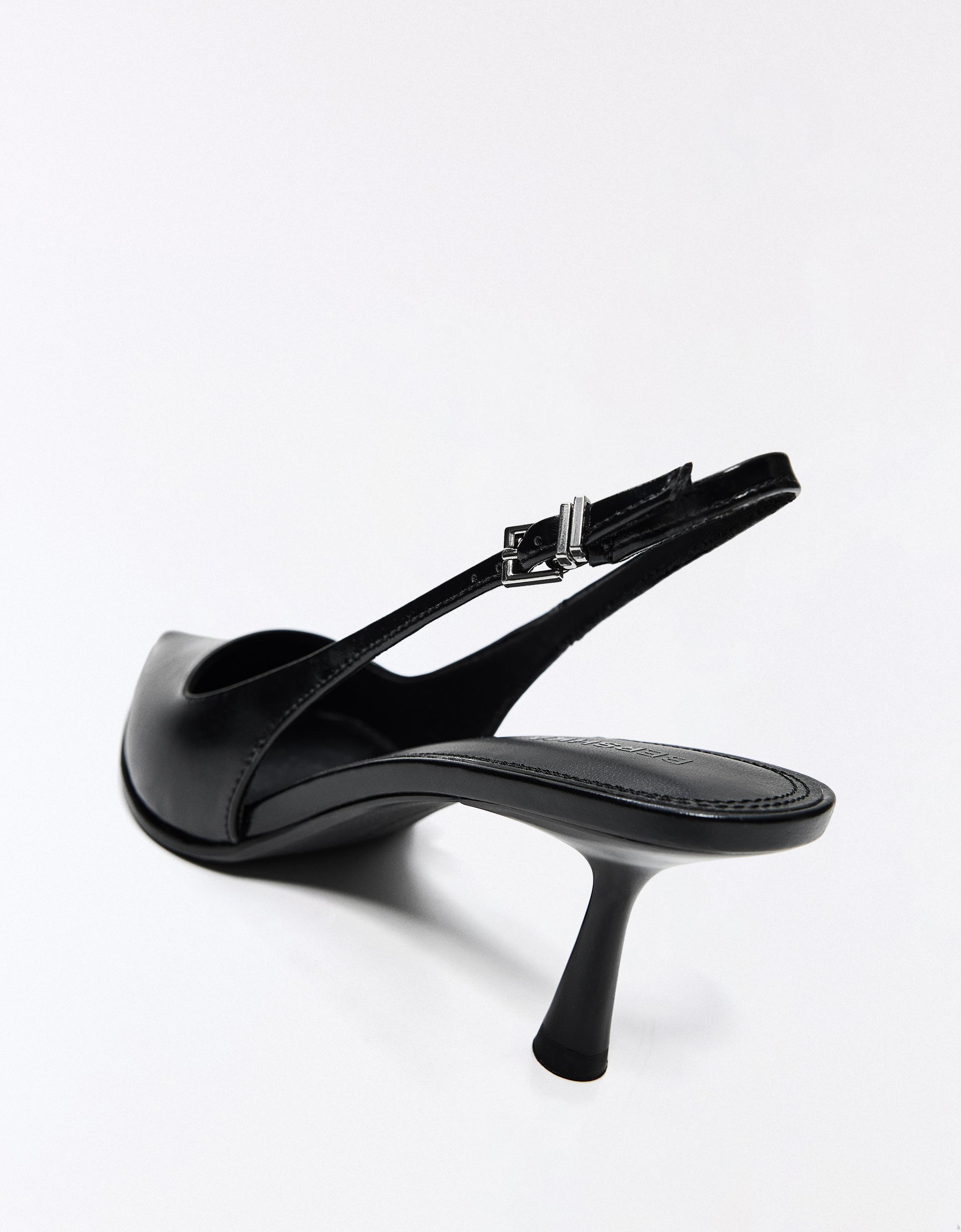 HEELED SHOES WITH BUCKLE DETAIL — BLACK