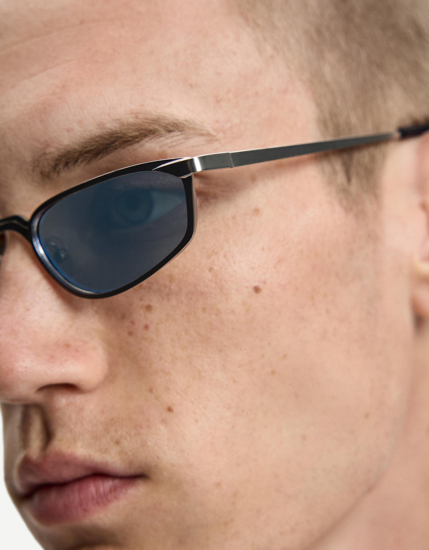 Bershka metaliczne okulary przeciwsłoneczne jasnoniebieski
