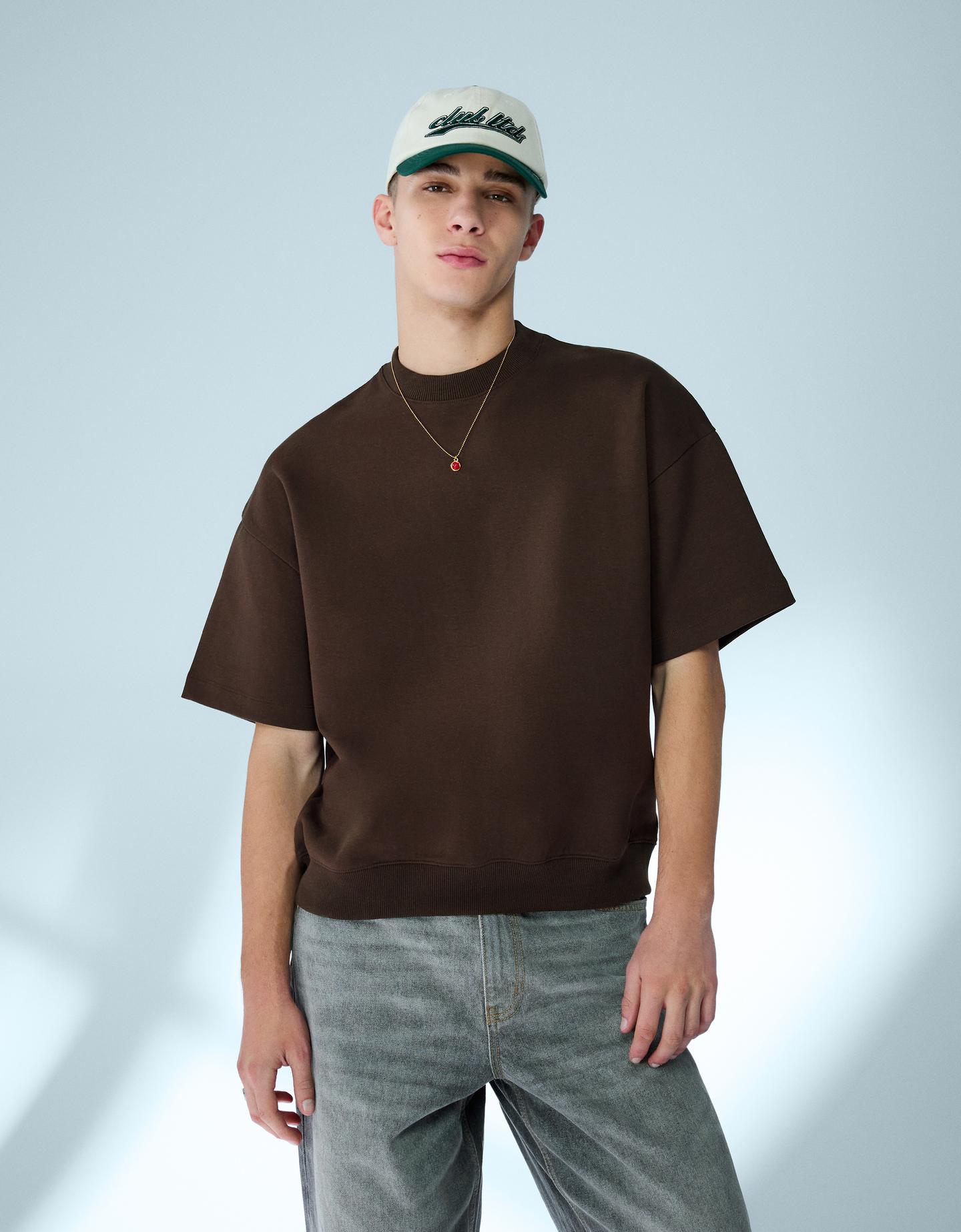 Bershka koszulka z krótkim rękawem z frotte z wykończeniem rib brązowy