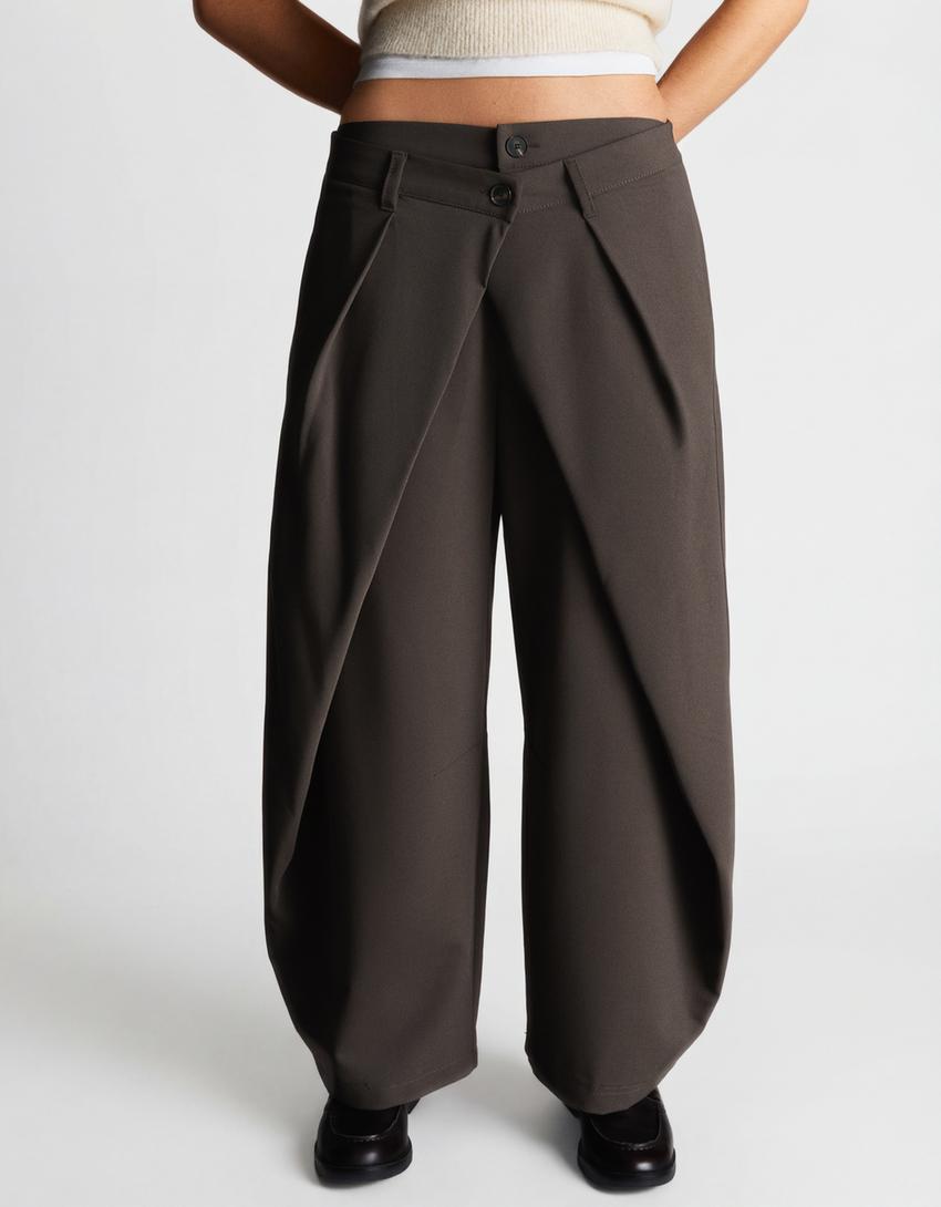 Barrel-lõikega püksid voltidega-Liivapruun