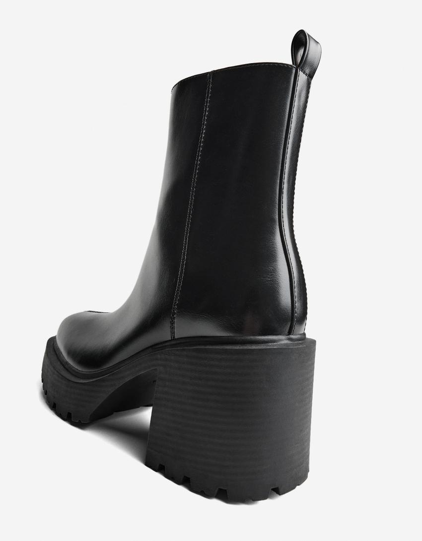 Stiefelette mit quadratischem Zehenbereich-Schwarz