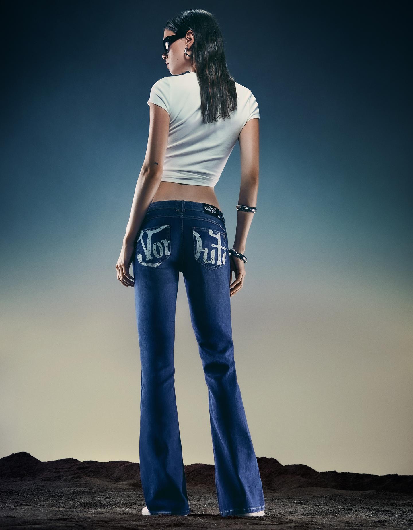 Bershka jeansy von dutch o kroju bootcut z haftem wyblakły niebieski