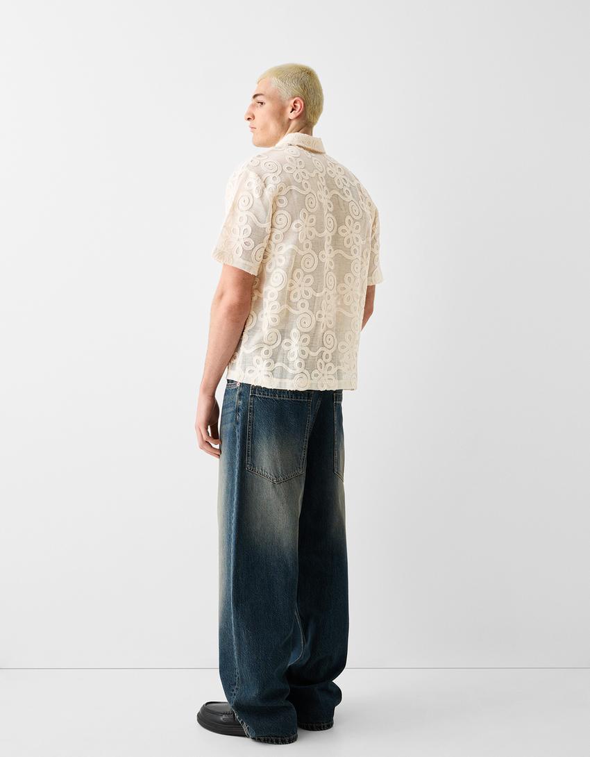 قميص بطبعة زهور وأكمام قصيرة وملمس بارز-أبيض مطفي-1