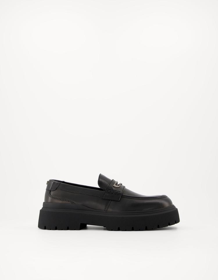Mocasín detalle metálico
