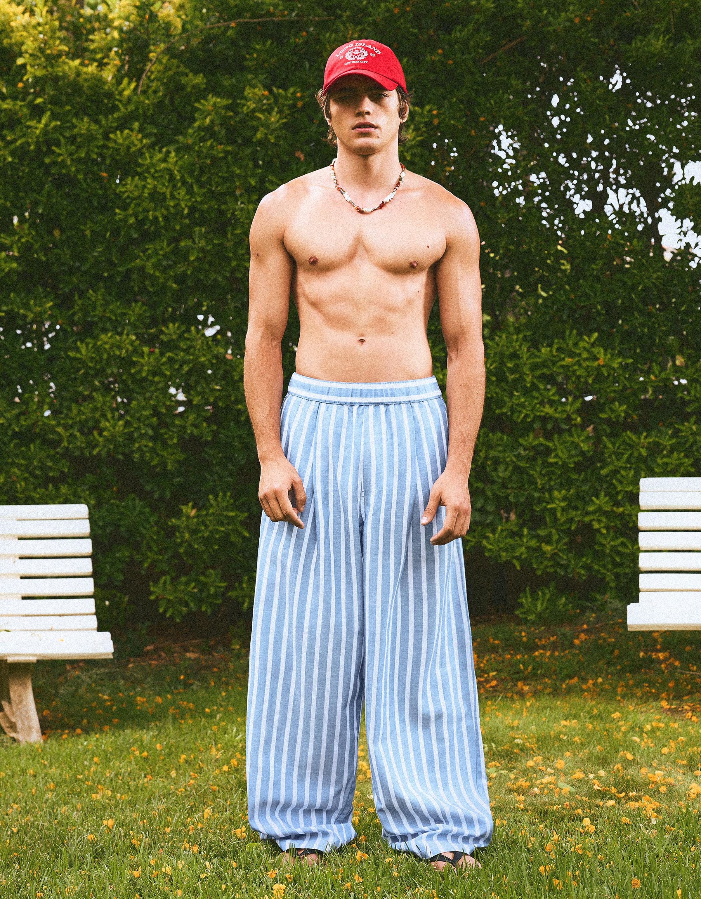 Bershka Spodnie O Kroju Super Baggy W Stylu Piżamowym Mężczyzna Jasnoniebieski