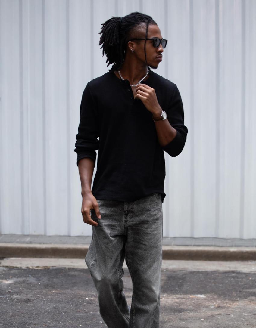 تيشرت هينلي ضيق بأكمام طويلة-أسود