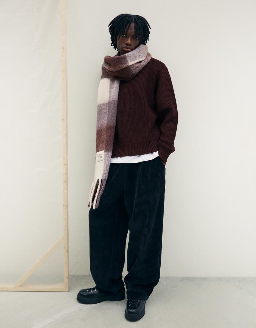 Rumbuoto rašto megztinis iš maišytos vilnos-Burgundijos raudona