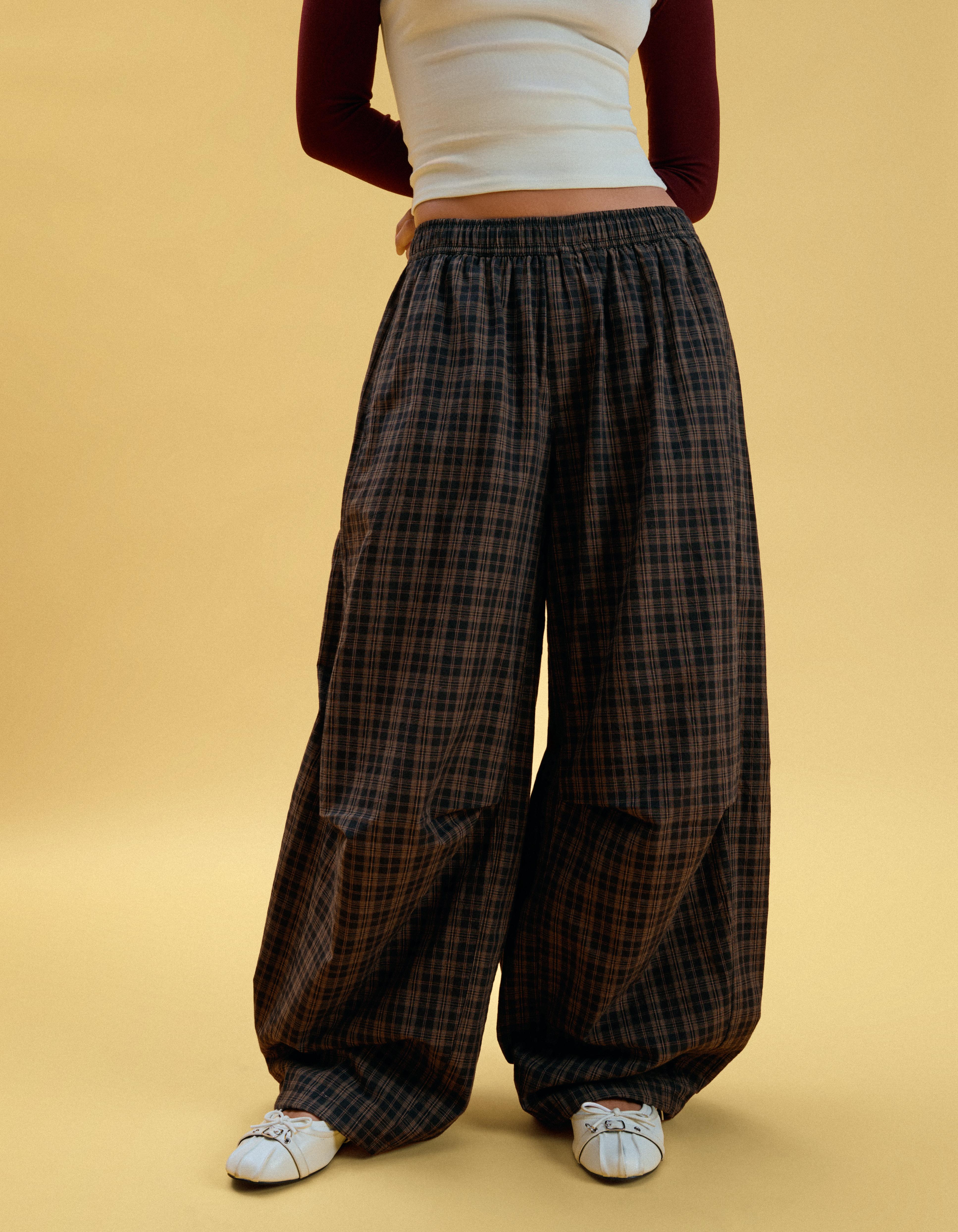 Checked barrel trousers — Brown
