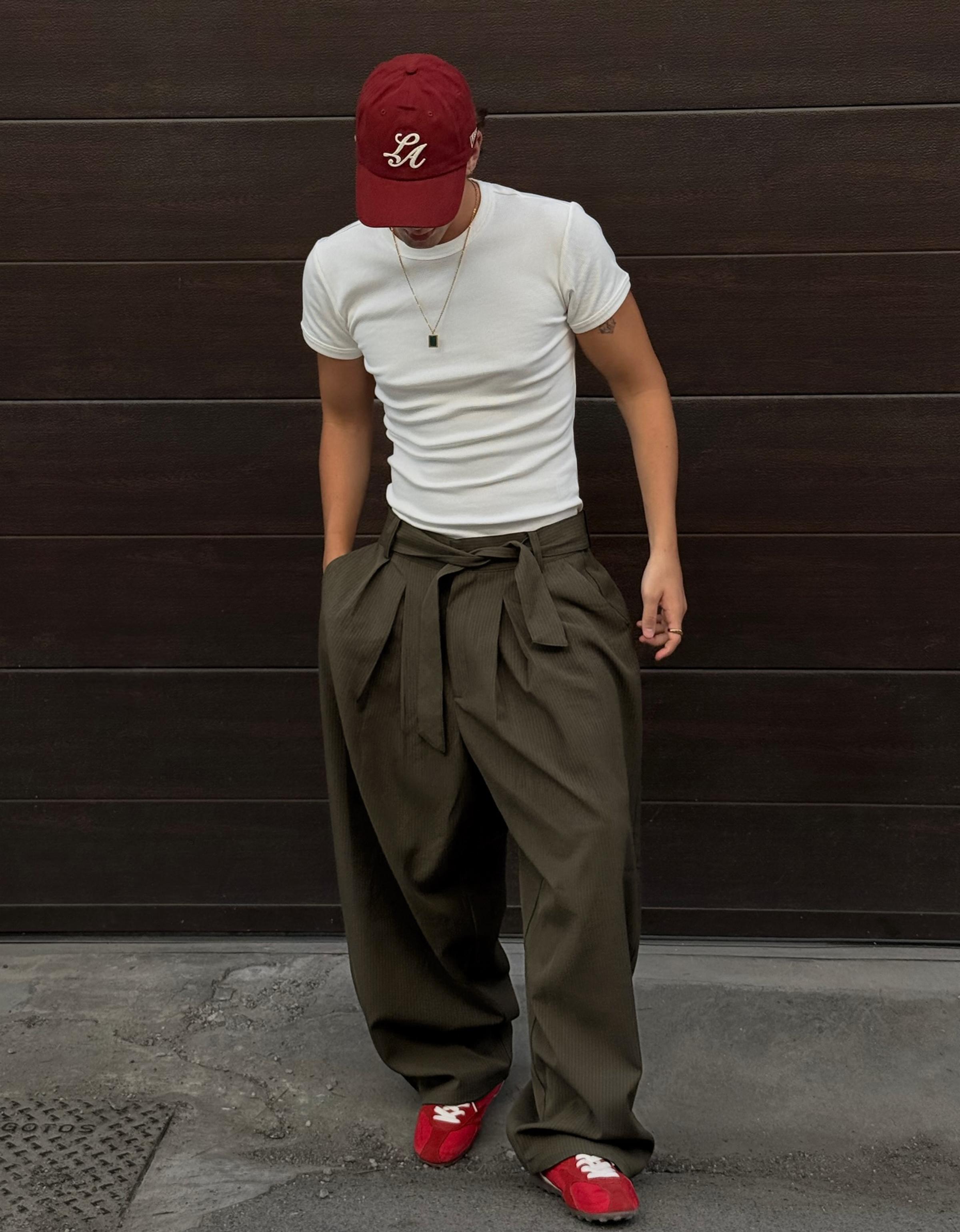 Barrel-leg trousers with darts and belt — Khaki