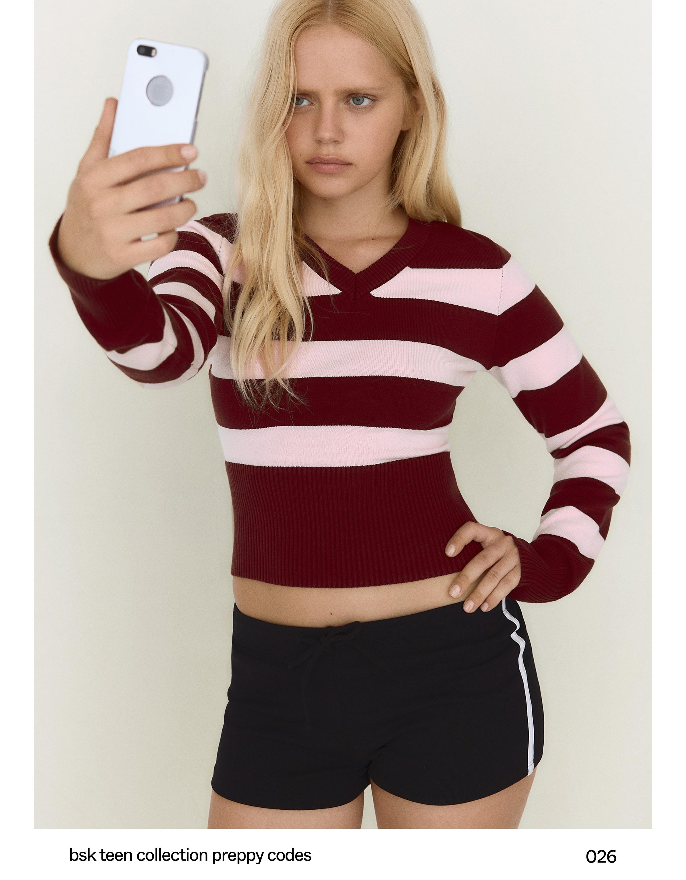 Embroidered V-neck jumper — Burgundy