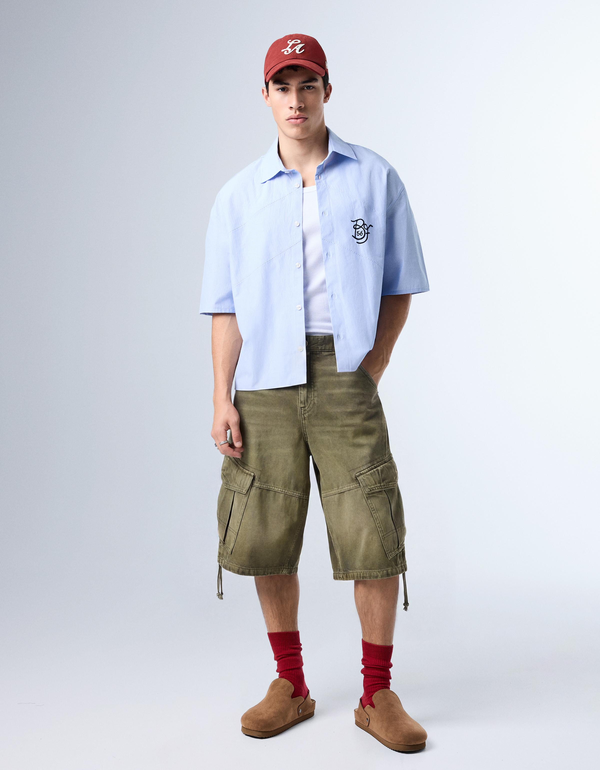 Kısa kollu oversize nakışlı gömlek - Görsel 17